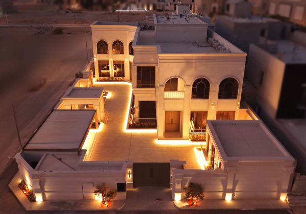 مبنى تجاري بتشطيب حجري