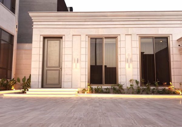 مبنى تجاري بتشطيب حجري